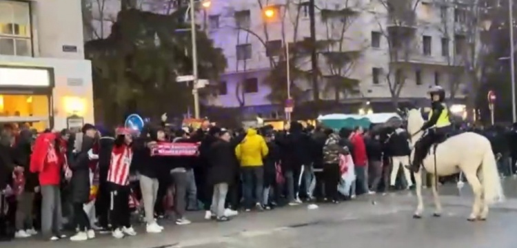 馬競球迷進(jìn)入伯納烏時向人群投擲雜物，導(dǎo)致安保對其進(jìn)行脫鞋檢查