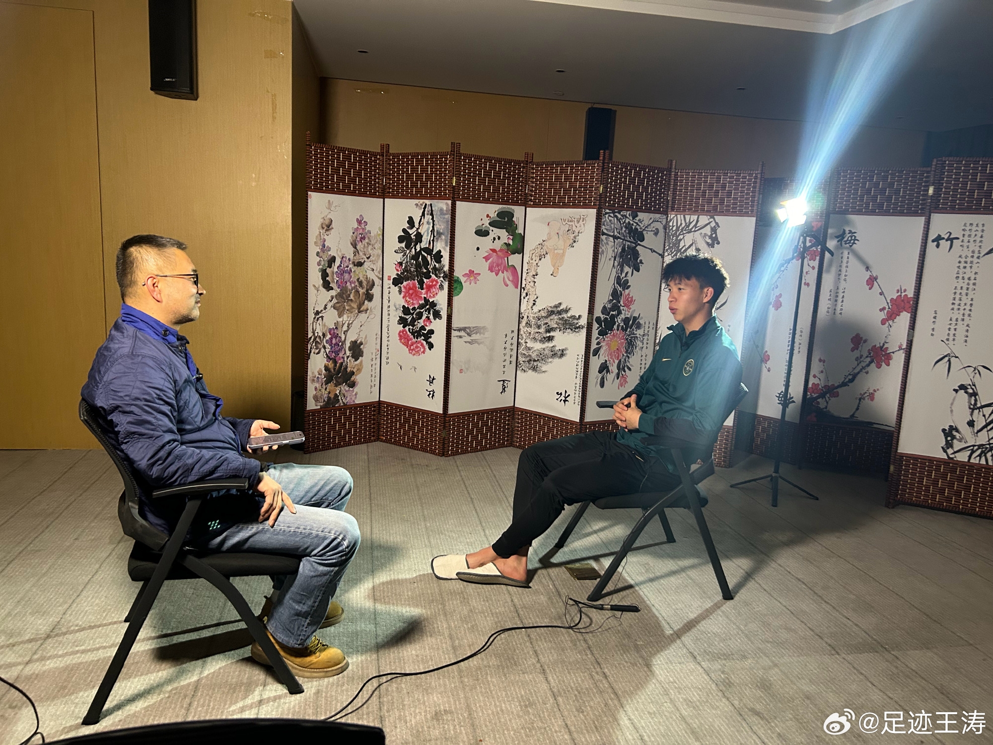 記者：王鈺棟視韋世豪為偶像&想加他微信，現(xiàn)進了國足不知加到?jīng)]