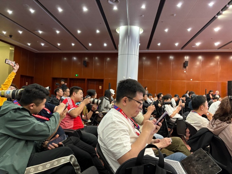 萬眾矚目！記者擠滿國足賽前新聞發(fā)布廳，賽場記者預(yù)計(jì)超300人