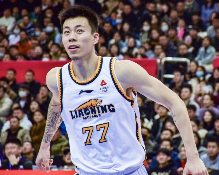 狀態(tài)復蘇！張鎮(zhèn)麟上半場11投7中&三分4中1 拿到15分4板4助2斷