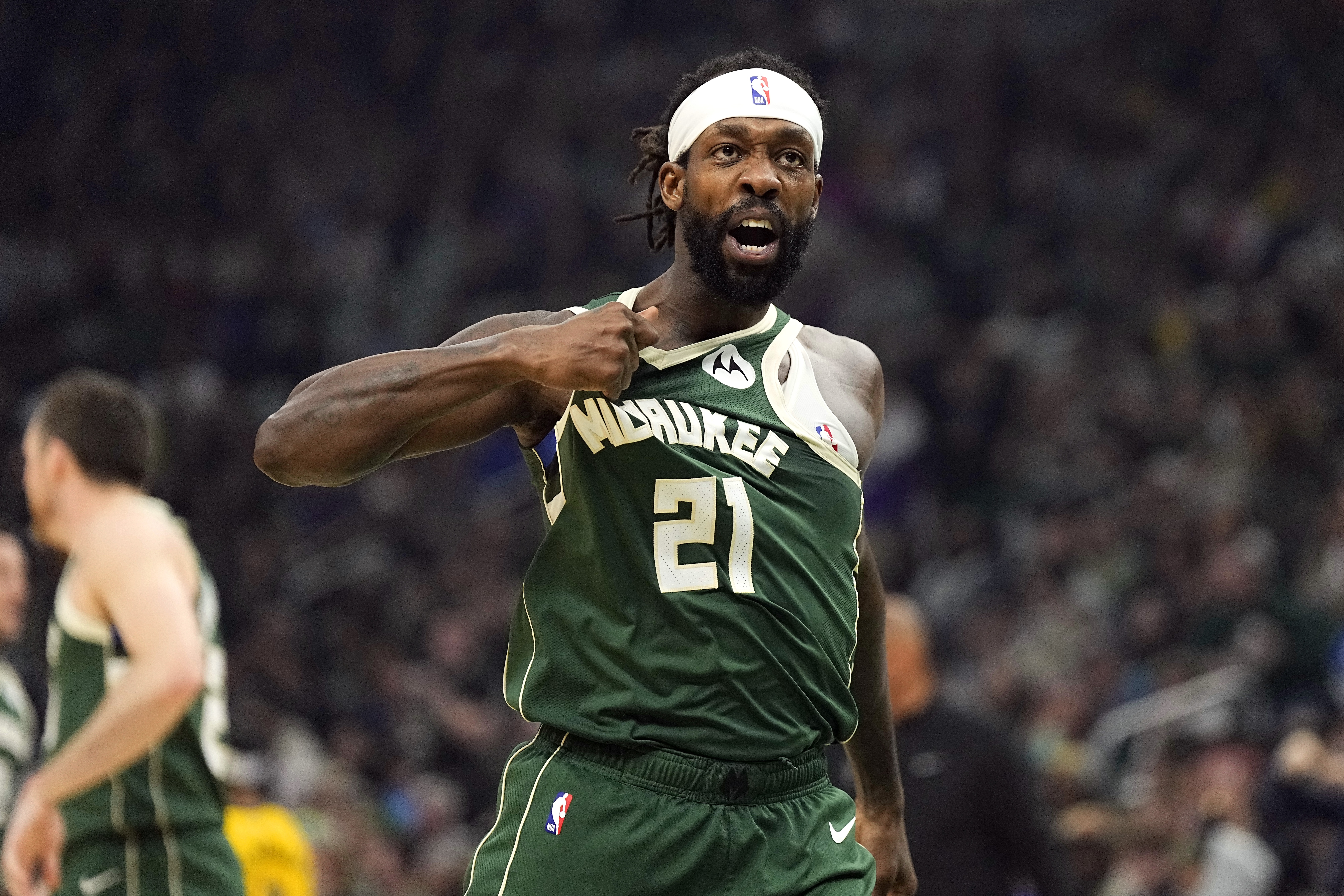 此前被NBA停薪禁賽4場(chǎng)！兩名步行者球迷起訴去年用球砸人的貝弗利