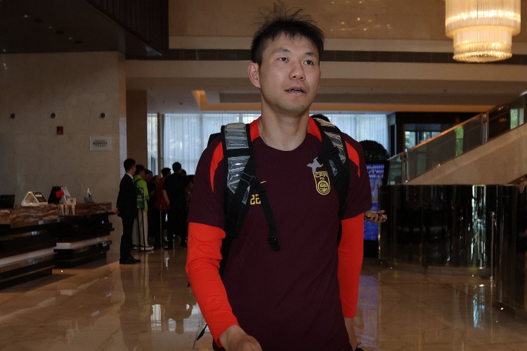 李源一3次助攻位居助攻榜榜首，李璇：再看伊萬發(fā)言覺得有種錯(cuò)亂