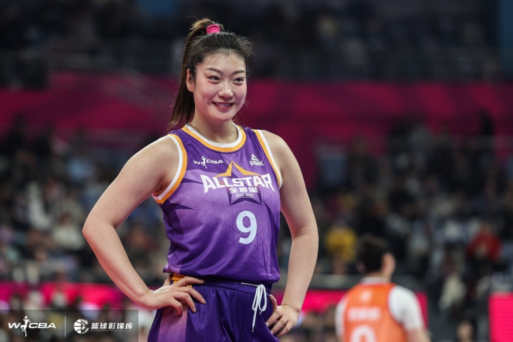 出手18次全場(chǎng)最多！李夢(mèng)登場(chǎng)20分鐘 18中10得到20分3籃板