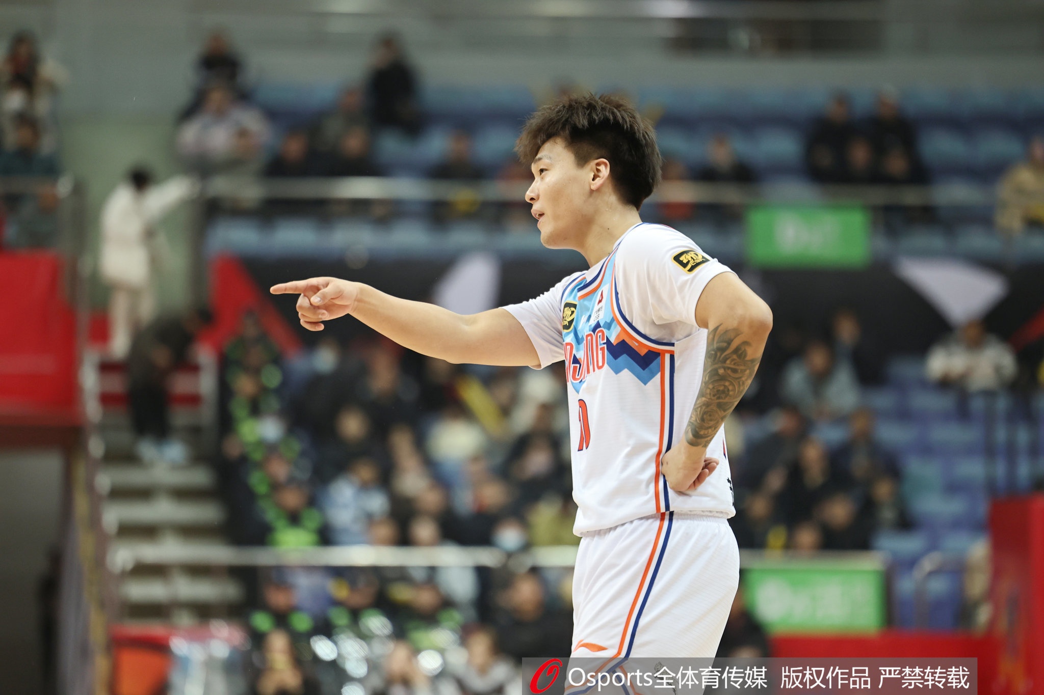 首戰(zhàn)舊主！趙睿半場5中1僅拿4分3板3助1斷 正負值-19